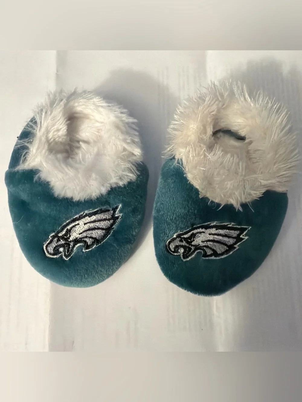Philadelphia Eagles low Top Infant 6-9mos Fuzzy Slippers by Forever Collectibles